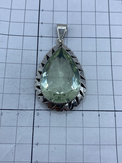 Dije sobre regla: 5.9 cm de largo × 3.1 cm de ancho, con marcado de peso 17.1 g