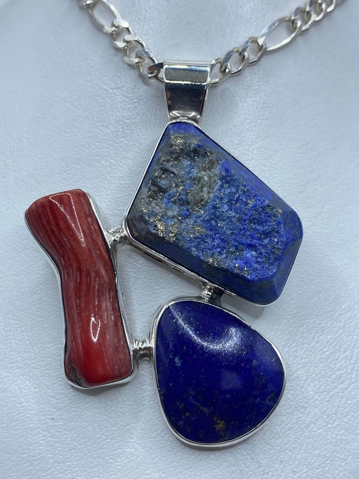 Dije de plata con lapislázuli azul y coral rojo en diseño de tres módulos articulados