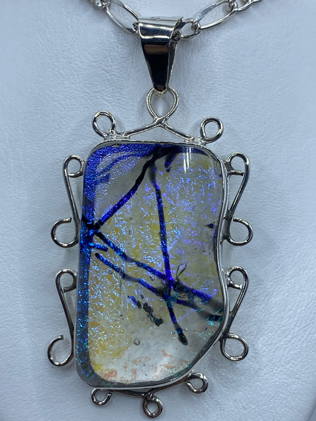 Detalle del tornasol con reflejos azules y violeta en la piedra engastada