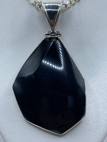 Detalle del ónix negro incrustado en el dije de plata