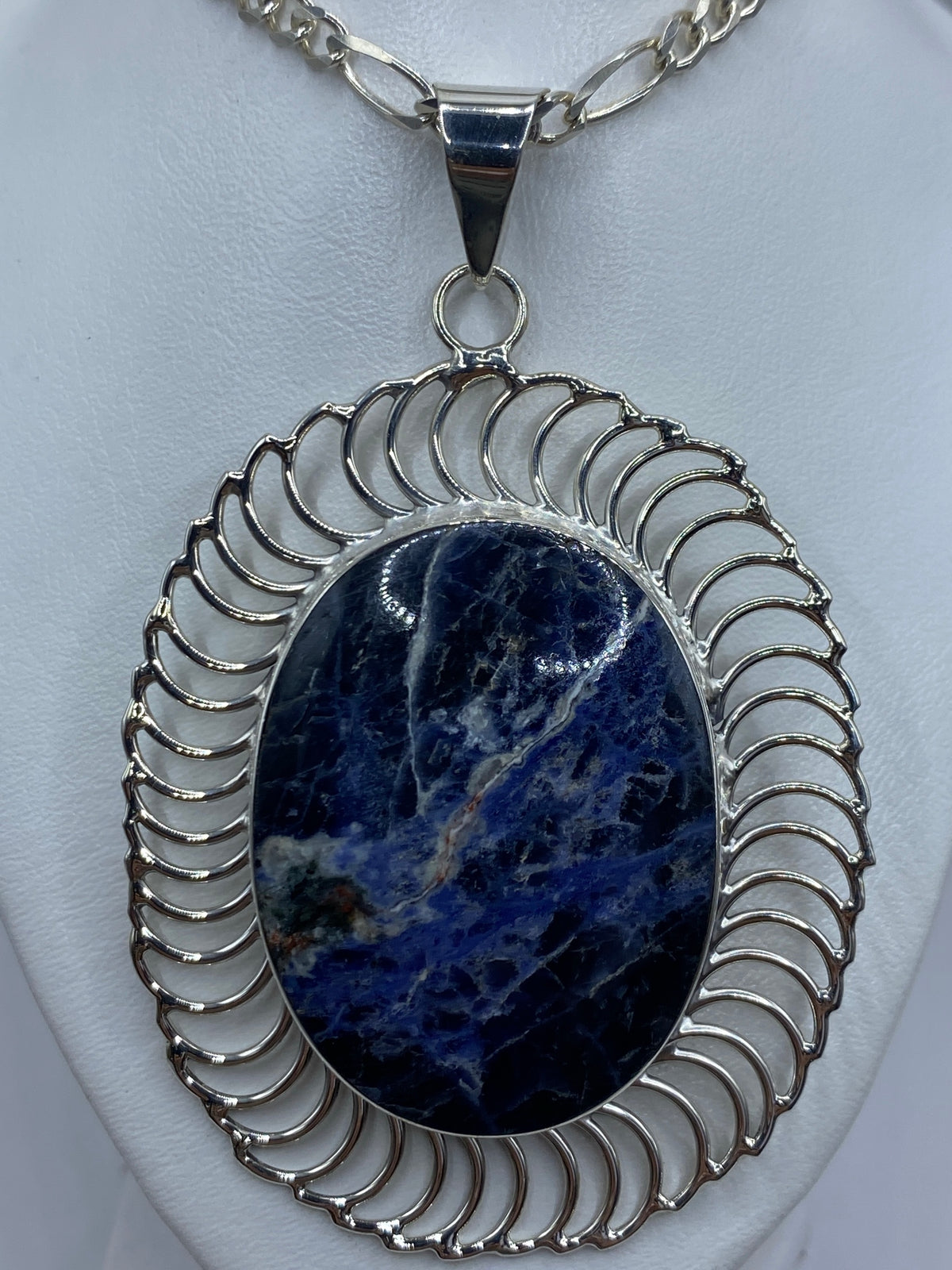 Dije ovalado de plata 950 con lapislázuli azul profundo y marco ornamental de Taxco