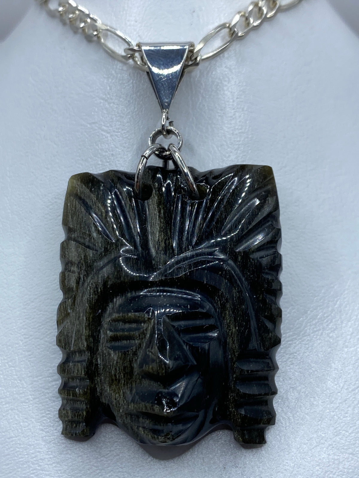 Dije prehispánico en plata 925 con Ojo de Gato, rostro tallado en relieve profundo