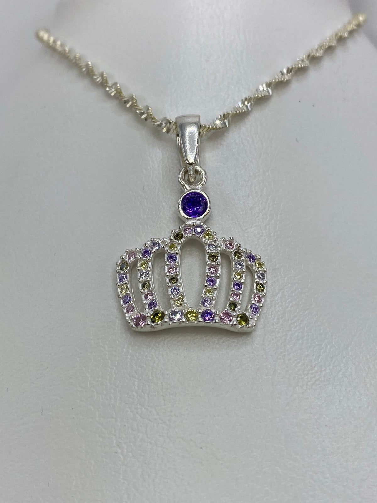 Detalle del engaste a mano de cientos de piedras de micro-circonia en tonos multicolor