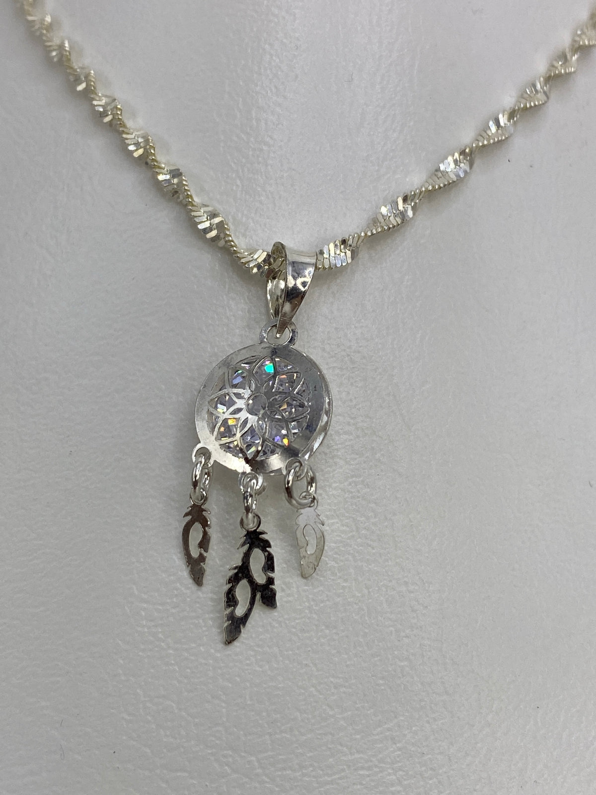 Dije de plata con circonia blanca en forma de gota redondeada, encadenado en collar de plata