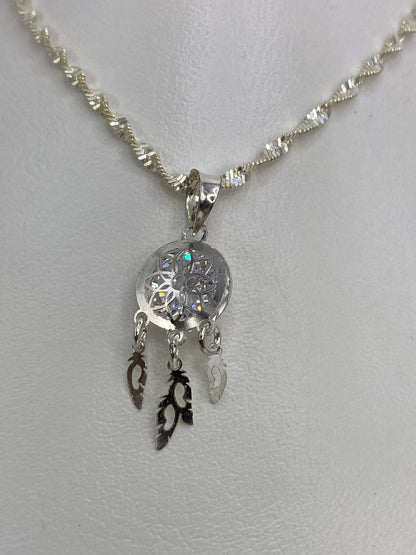 Dije de plata con circonia blanca en forma de gota redondeada, encadenado en collar de plata