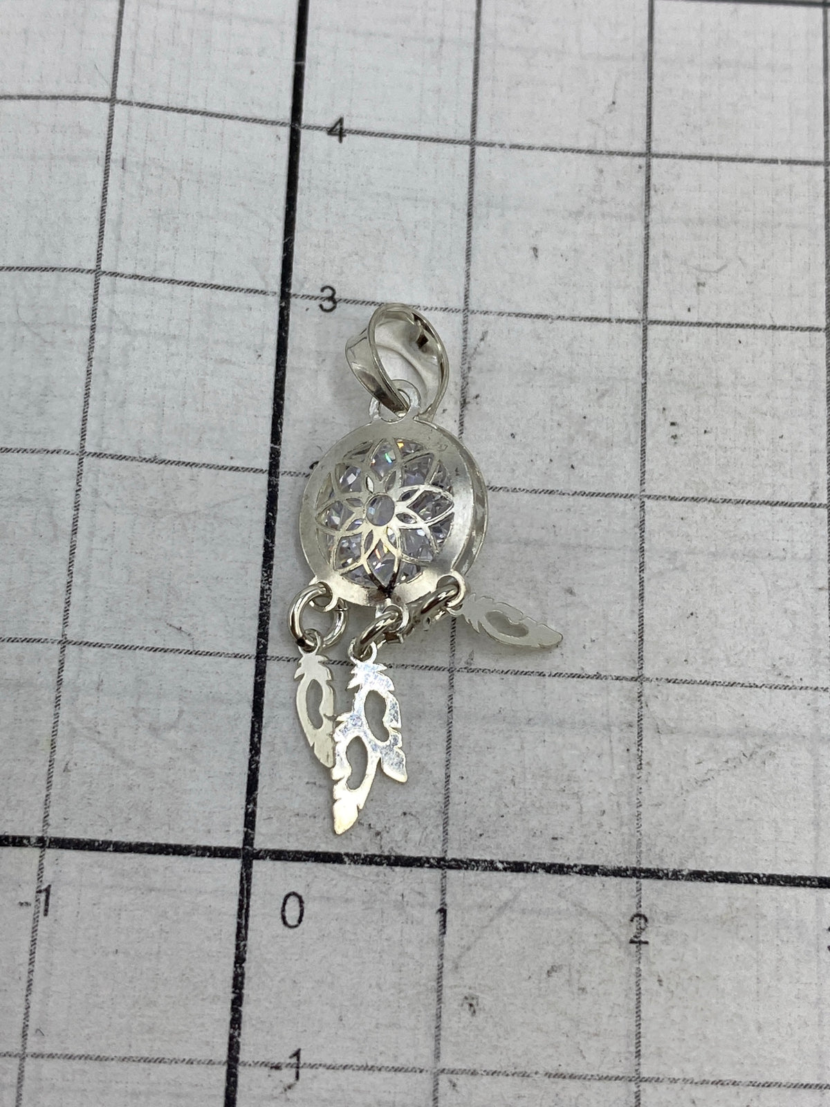 Dije sobre escala en centímetros mostrando medidas de 3 cm × 1 cm