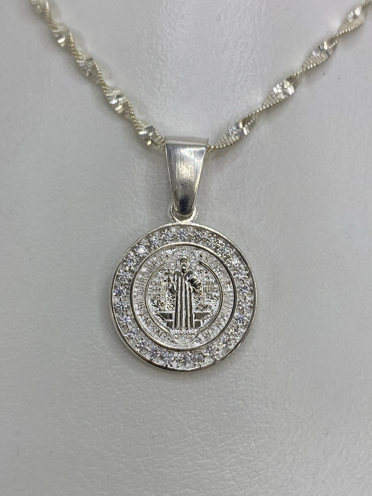 Medalla San Benito en plata 925 con micro-circonia blanca engastada en patrón micro-pavé, colgante