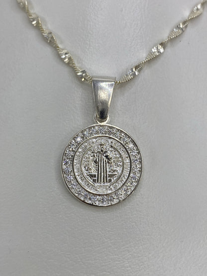 Medalla San Benito en plata 925 con micro-circonia blanca engastada en patrón micro-pavé, colgante