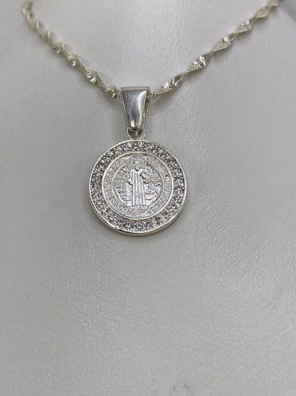 Detalle frontal de la Medalla San Benito grabada con leyenda protectora en plata de Taxco