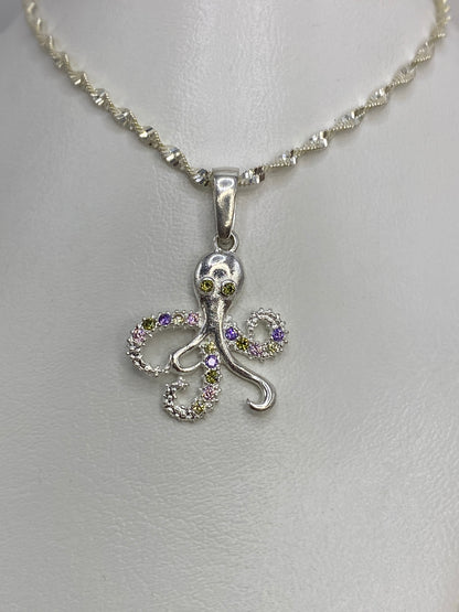 Dije de plata con forma de pulpo engastado en micro-circonia multicolor, colgante de una cadena plateada