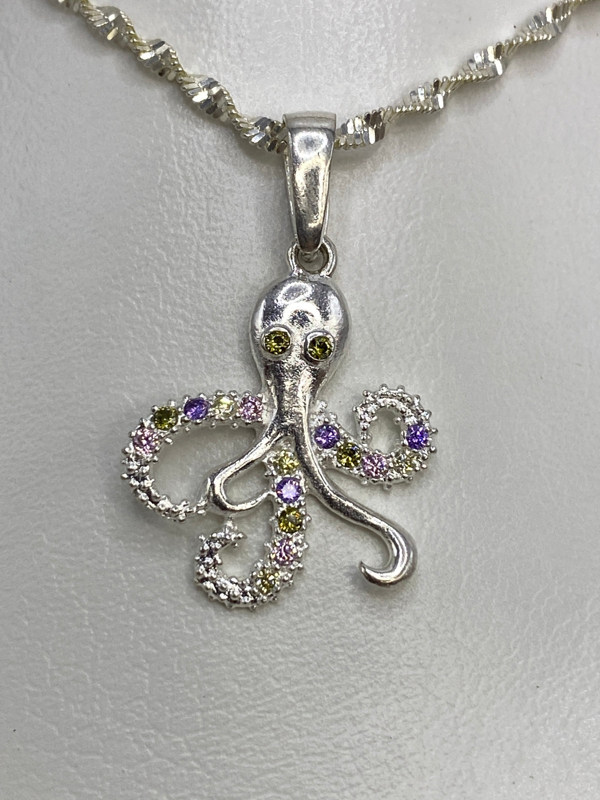 Dije de pulpo de 3 × 2 cm sobre regla, con Quinto 925 visible en la cadena