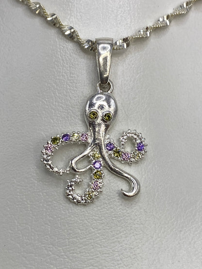 Dije de pulpo de 3 × 2 cm sobre regla, con Quinto 925 visible en la cadena