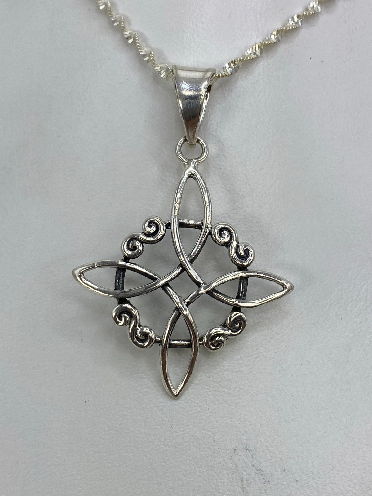 Dije Nudo de Bruja en calado de plata 925 con espirales en las cuatro puntas