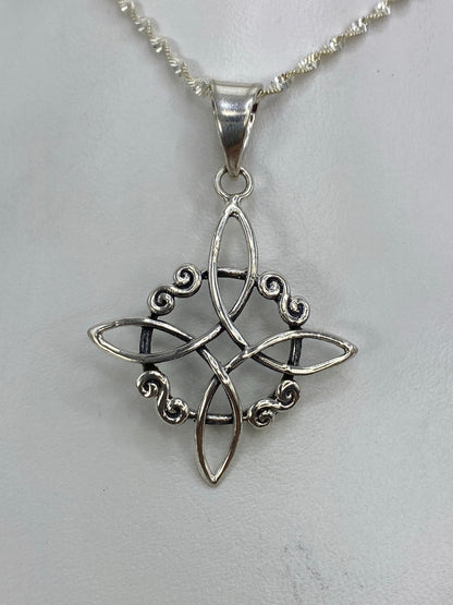 Dije Nudo de Bruja en calado de plata 925 con espirales en las cuatro puntas