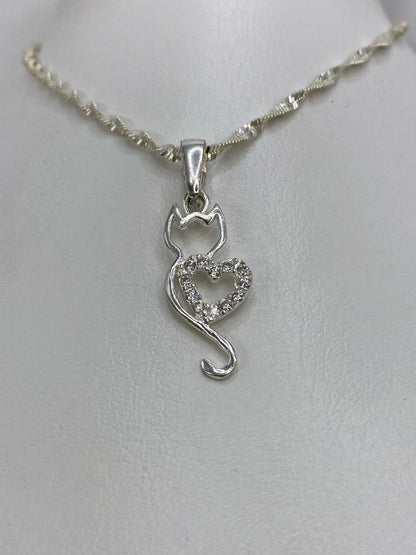 Detalle del corazón micro-pavé brillante en el dije gato
