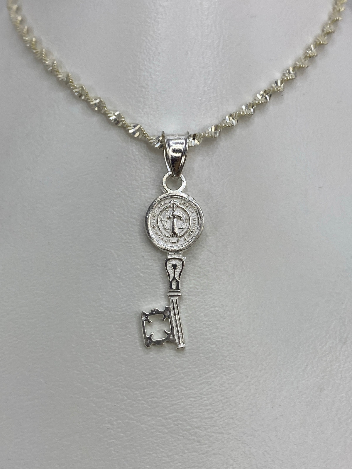 Dije de plata 925 Medal de San Benito de Taxco en cadena retorcida