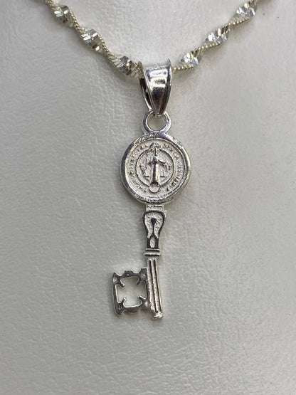Anverso y reverso de la Medal de San Benito en plata pulida