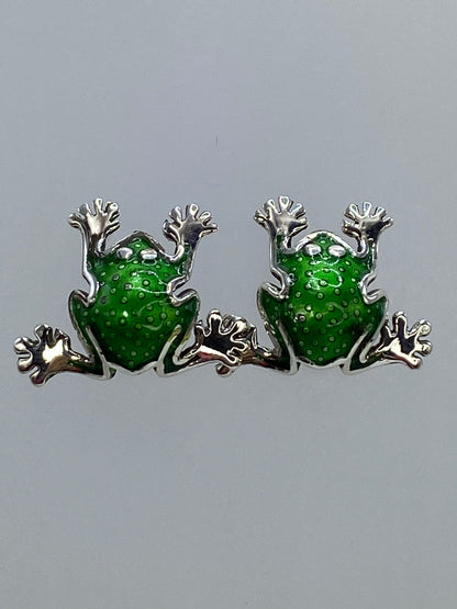 Par de aretes de plata en forma de ranita con repujado volumétrico, vista frontal
