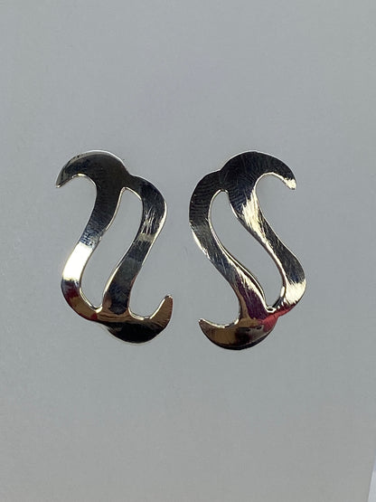 Par de aretes de plata en calado minimalista, visto de frente