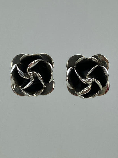 Par de aretes de plata 925 con diseño de rosa negra oxidada, vista frontal