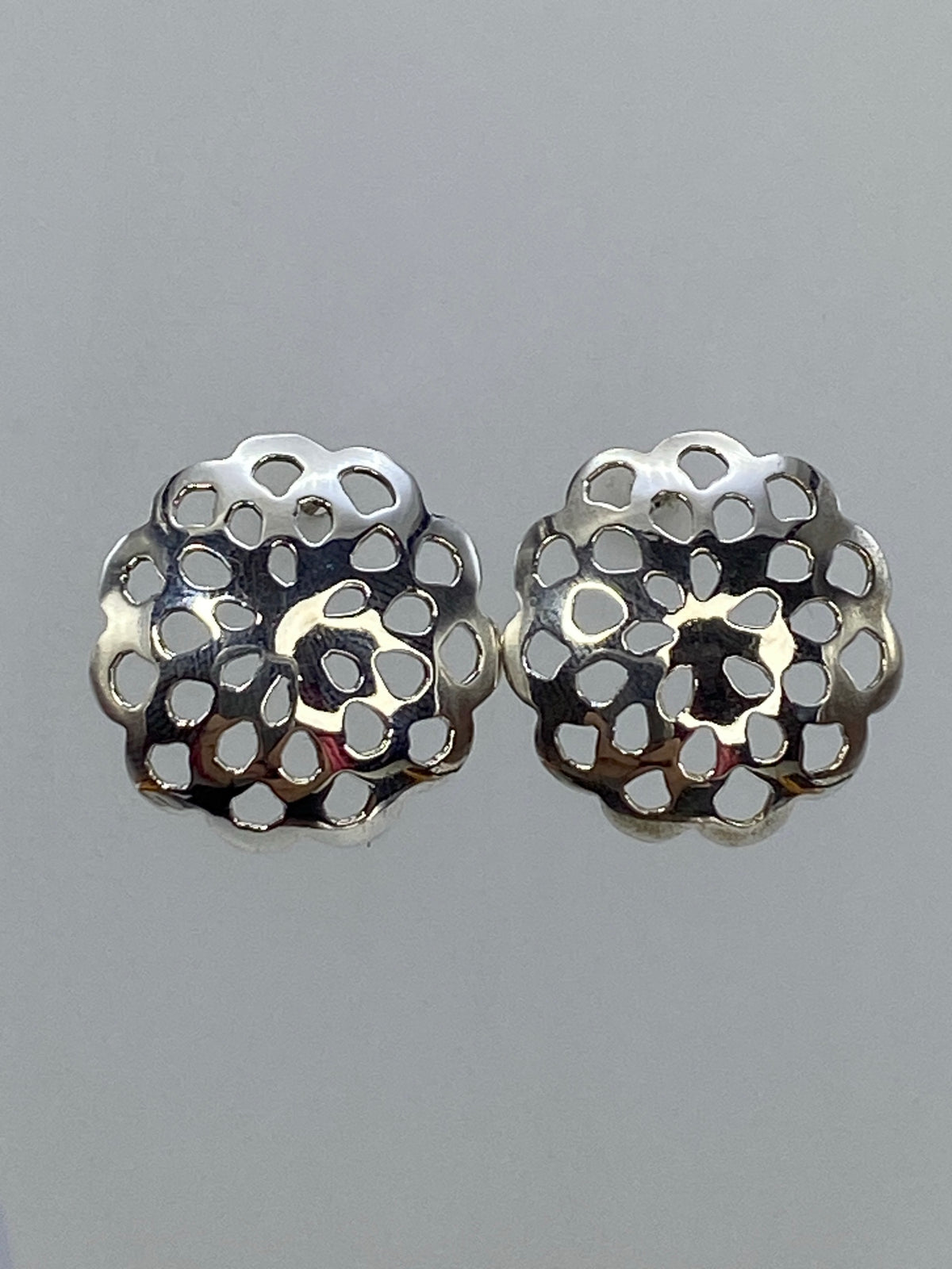 Par de aretes de plata con patrón de calado geométrico de círculos