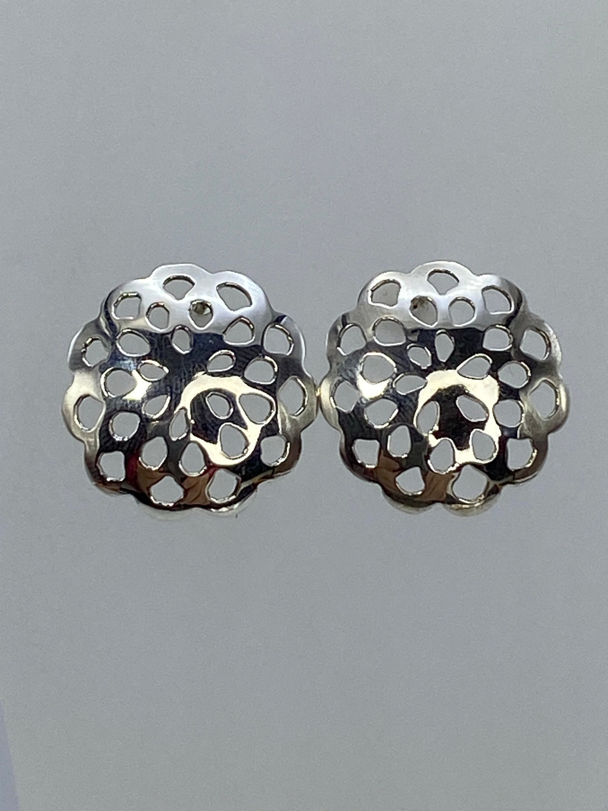 Detalle del calado de plata: diseño abierto cortado con precisión