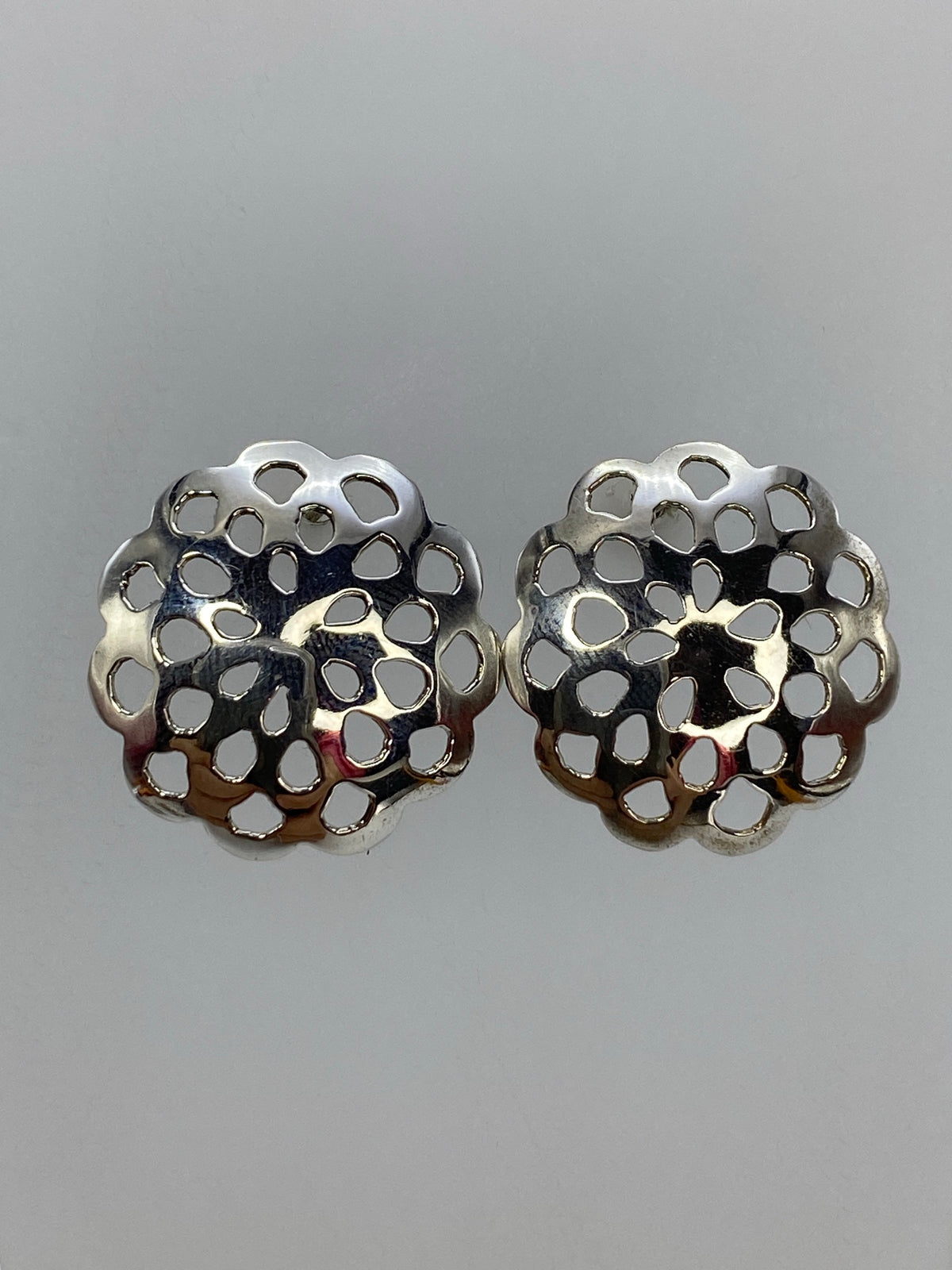 Aretes sobre fondo blanco mostrando las medidas: 2.2 cm de largo