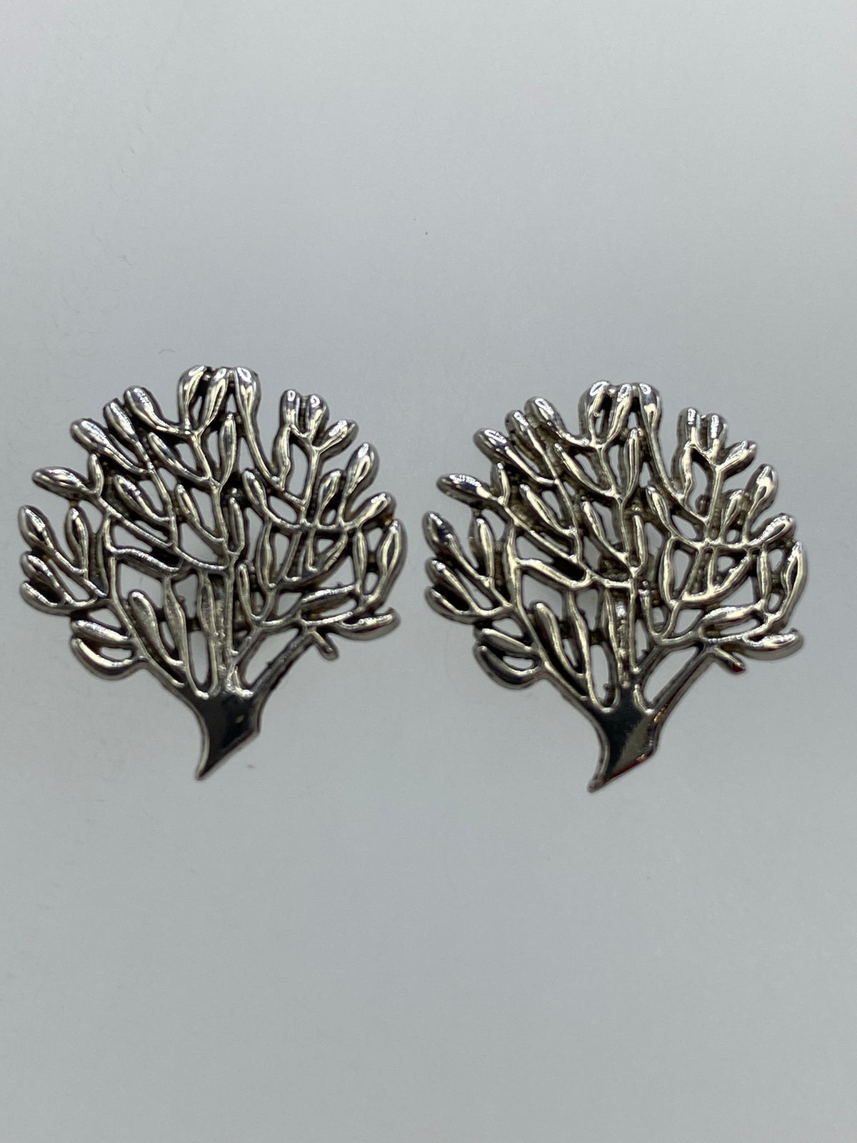 Aretes de calado en escala de medida de centímetros, longitud 1.9 cm