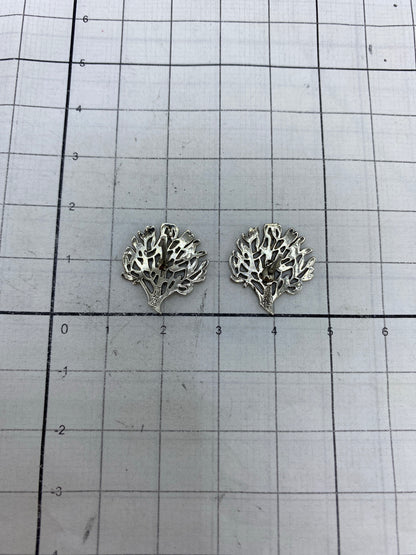 Aretes de plata 925 con Quinto, pesados en báscula de precisión mostrando 2.45 gramos