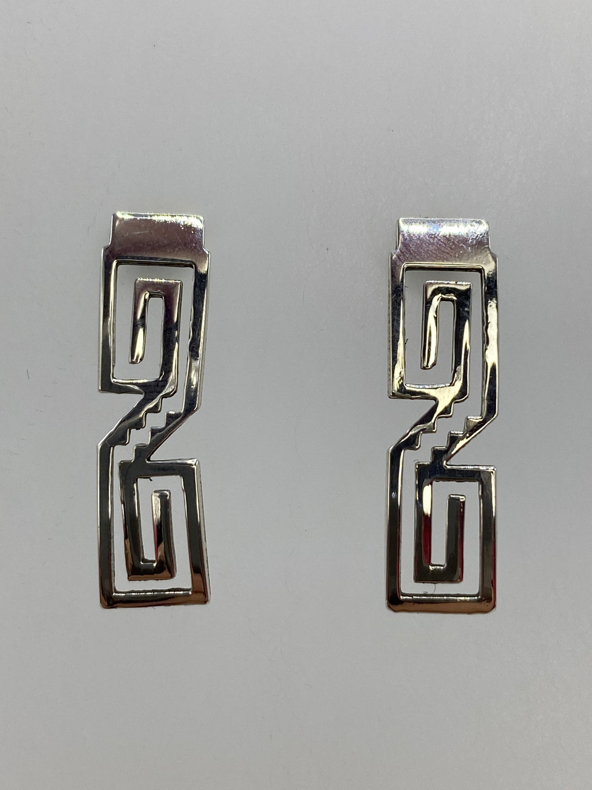 Par de aretes de plata 925 con calado geométrico minimalista de Taxco