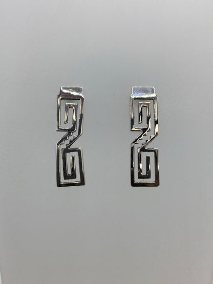 Detalle frontal de los aretes mostrando los rectángulos concéntricos cortados