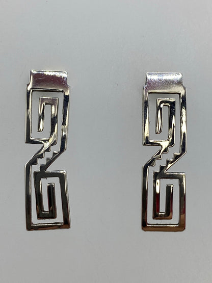 Medida real de los aretes junto a escala: 1 cm de largo