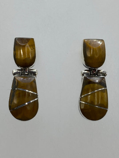 Par de aretes de plata 950 con Ojo de Gato café, mostrando el destello luminoso característico