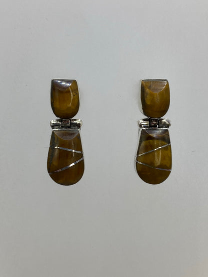 Aretes sobre fondo blanco, vista lateral mostrando el engaste a mano y el Quinto 950