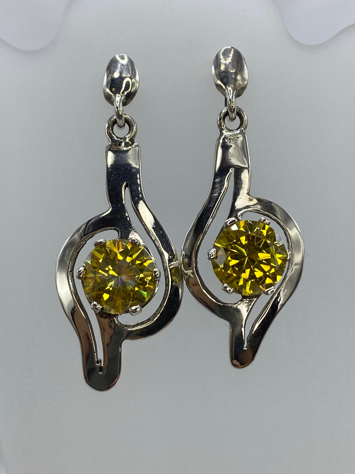 Par de aretes de plata 925 con circonia amarillo, diseño alargado y elegante