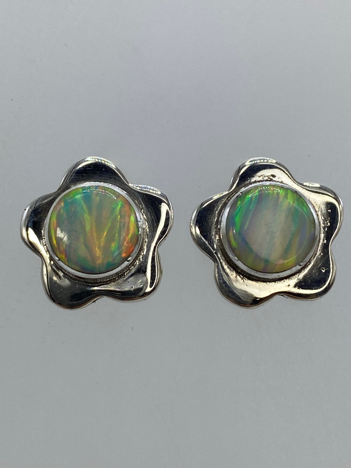 Aretes en escala de centímetros, tamaño real 1.7 × 1.5 cm