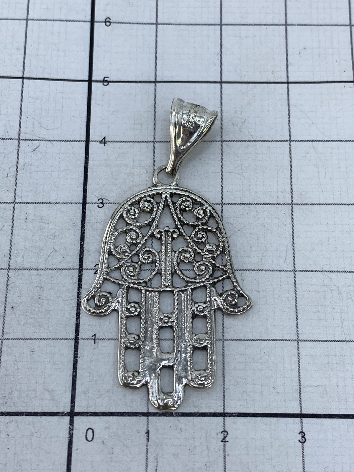 Dije de plata 925 con marca Quinto visible