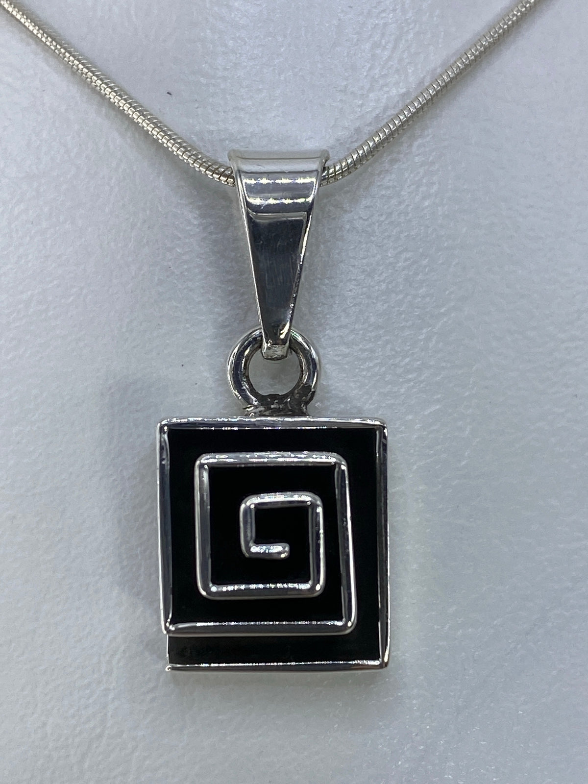 Detalle lateral del dije de 2.8 cm de largo — espesor y profundidad del calado
