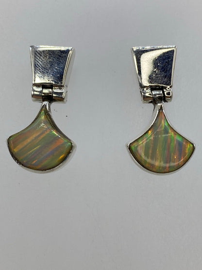 Par de aretes de plata 950 con ópalo de fuego multicolor que refleja tonos de naranja, verde y dorado