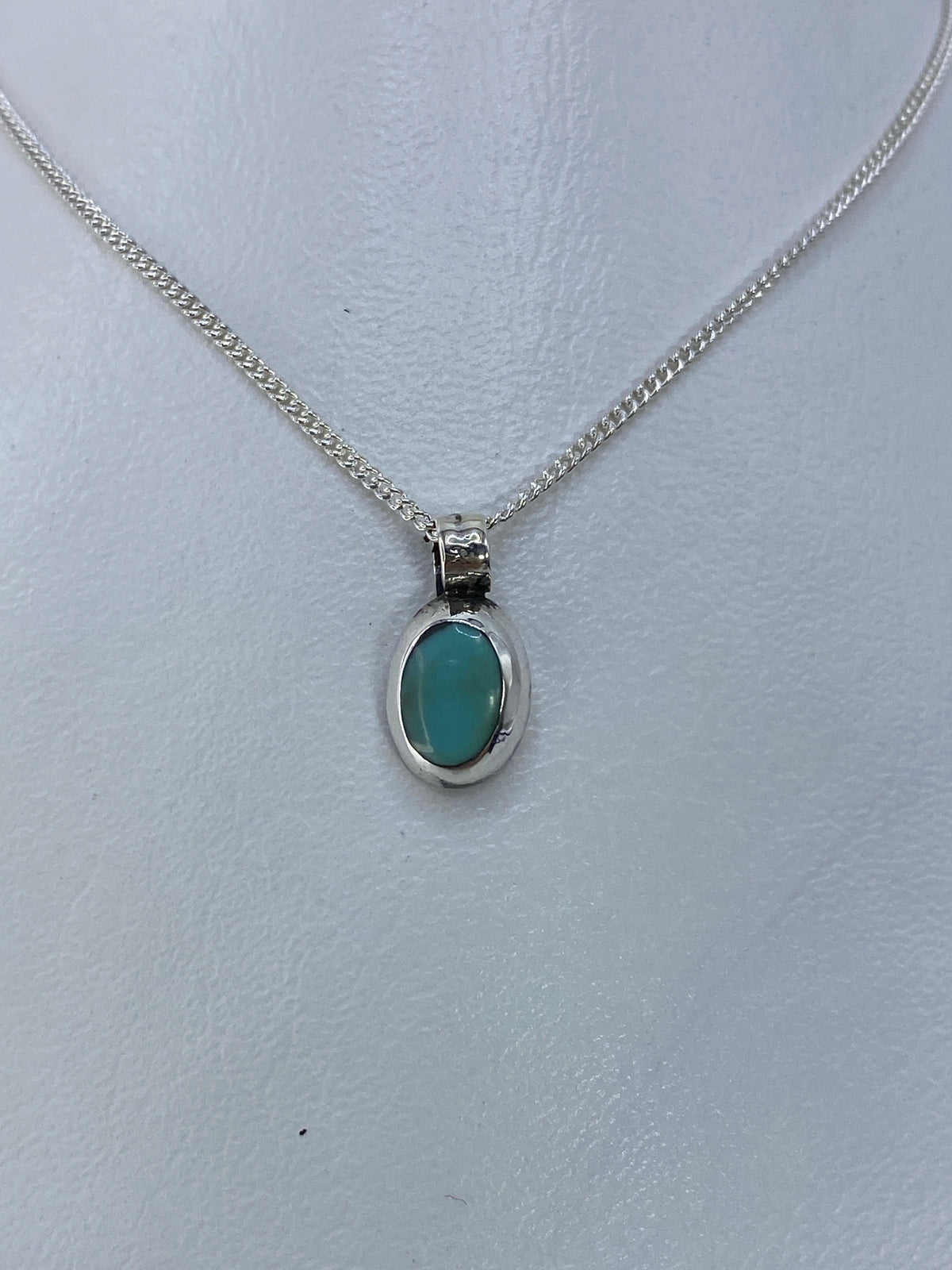 Detalle del engaste a mano de la turquesa azul en plata 925