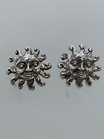 Par de aretes de plata con motivo de sol sonriente fundido, vista frontal