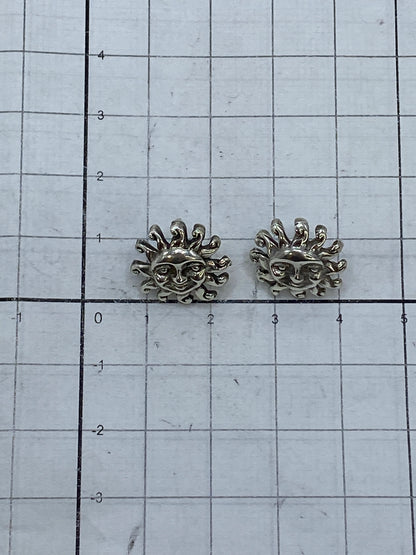 Aretes en escala con regla mostrando tamaño real de 1.1 cm