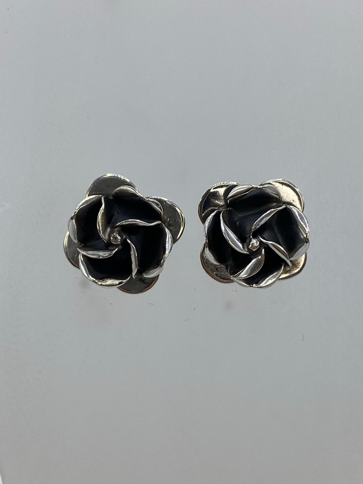 Arete individual de rosa con pétalos en relieve visto desde frente