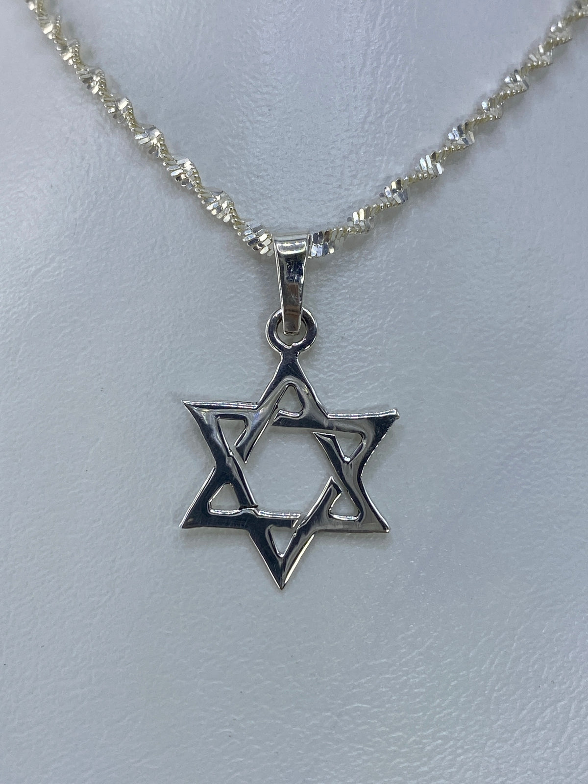 Dije Estrella de David en plata 925 colgado de cadena plata brillo