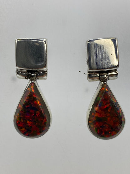 Par de aretes de plata con ópalo de fuego multicolor en tonos rojo, naranja y verde