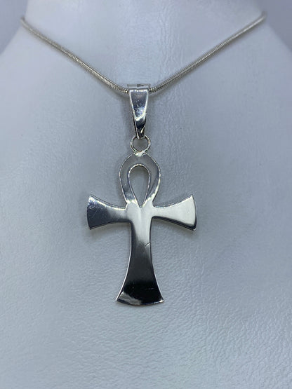 Cruz Ankh de plata — vista frontal mostrando líneas limpias y acabado pulido