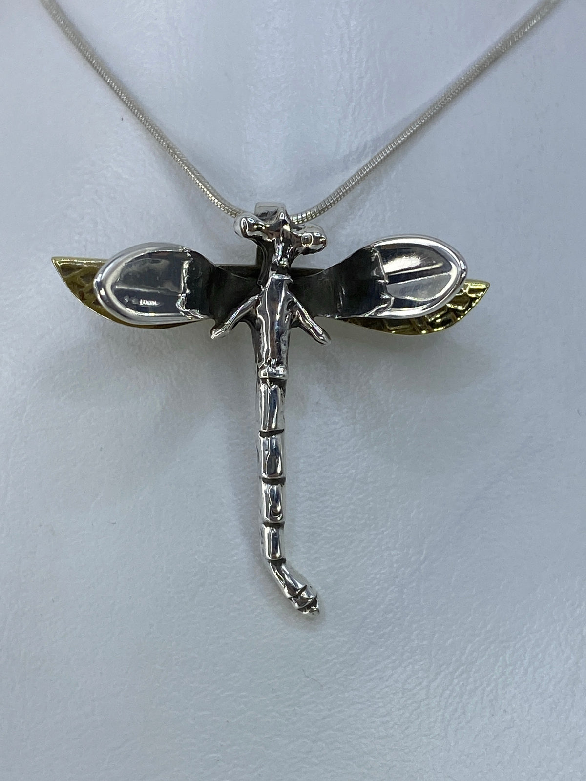 Dije libélula de plata 925 con alas en bronce, técnica combinada de Taxco