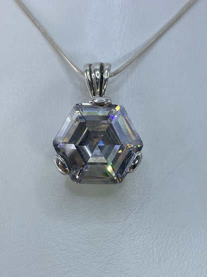Dije hexagonal de circonia blanca en plata 925 colgado de una cadena de serpiente