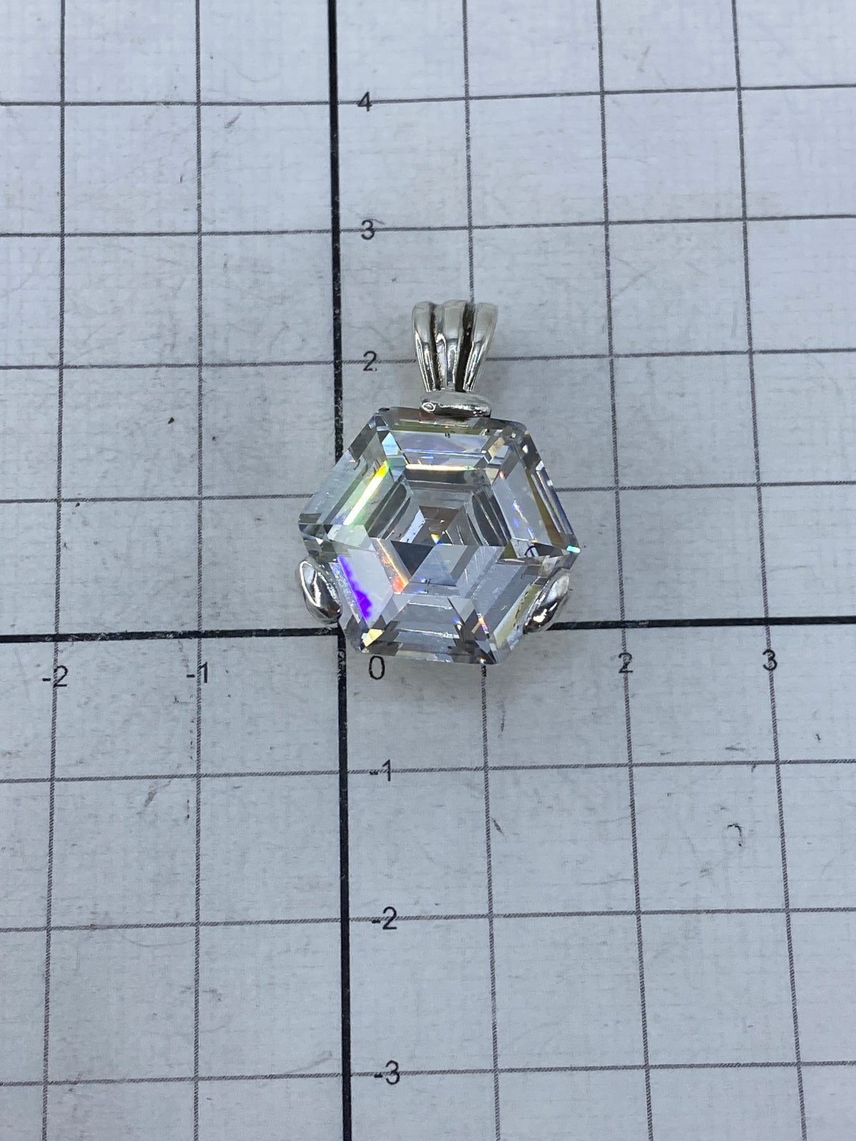 Escala del dije con medidor: 2.7 cm de largo