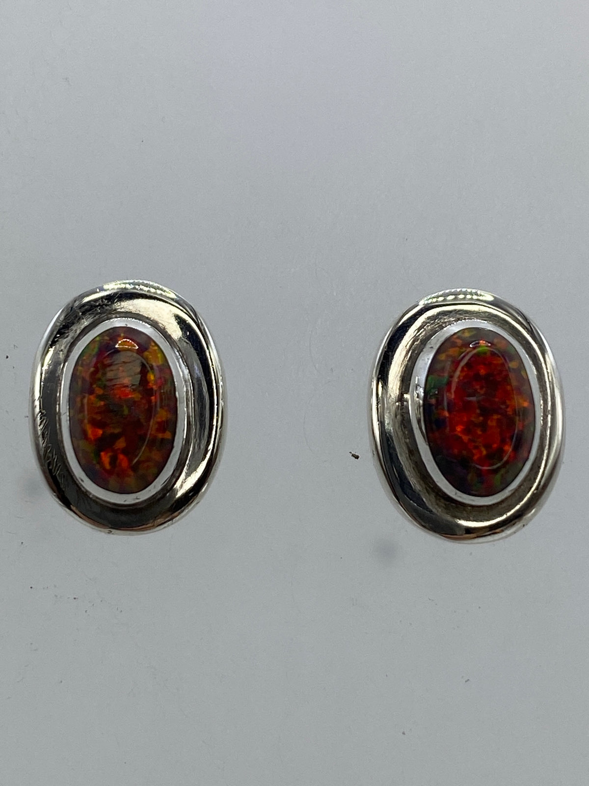 Medida de los aretes con regla: 1.5 cm de largo